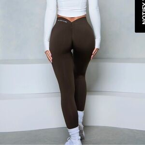 Peaches Bum V back leggings